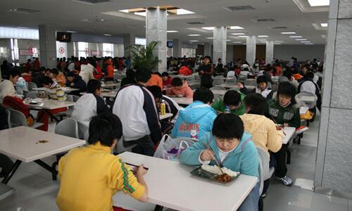 廣東三部門聯(lián)合發(fā)文嚴(yán)禁學(xué)校食堂分包轉(zhuǎn)包，每餐須有校方人員陪餐